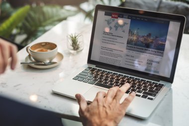 İşadamı dizüstü bilgisayarla çalışıyor 