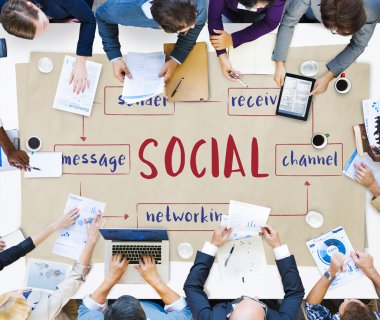 iş adamları ile becerikli alet çalışma masasında