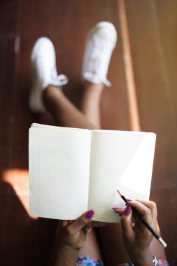 Kağıt günlüğü elinde tutan kişi