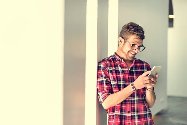 Homem usando smartphone — Fotografia de Stock