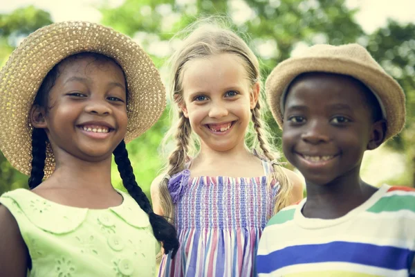 Multiethnische Kinder im Freien — Stockfoto