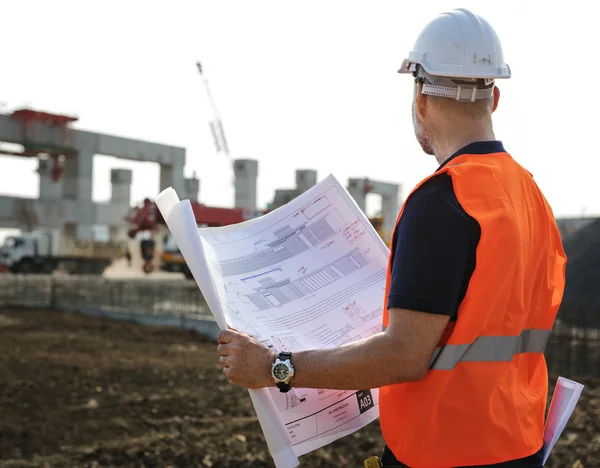 Budowy pracownik witht Plan budowy — Zdjęcie stockowe