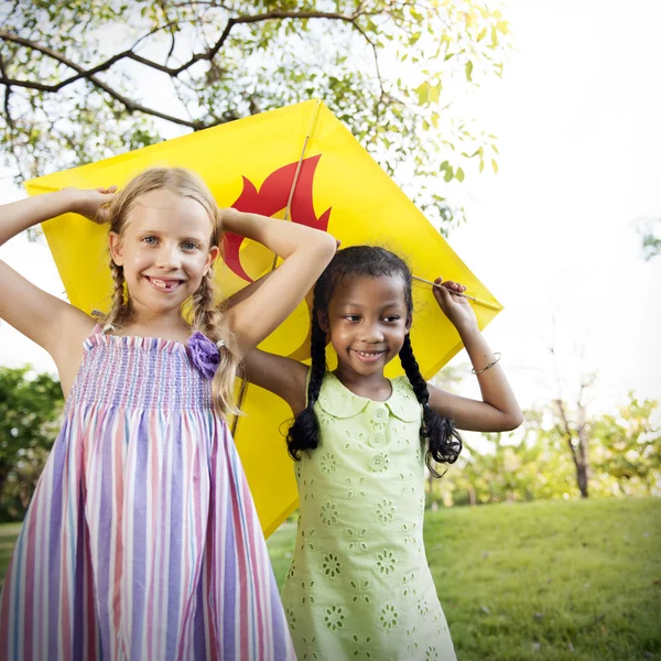 Kinder spielen mit fliegenden Drachen — Stockfoto