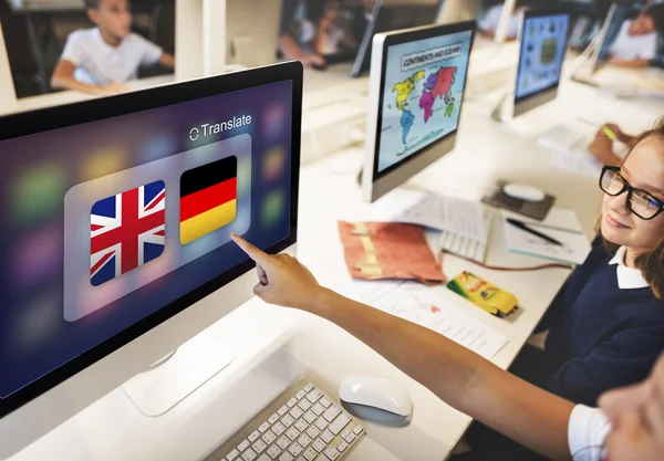 Leerlingen in klas van de computer — Stockfoto