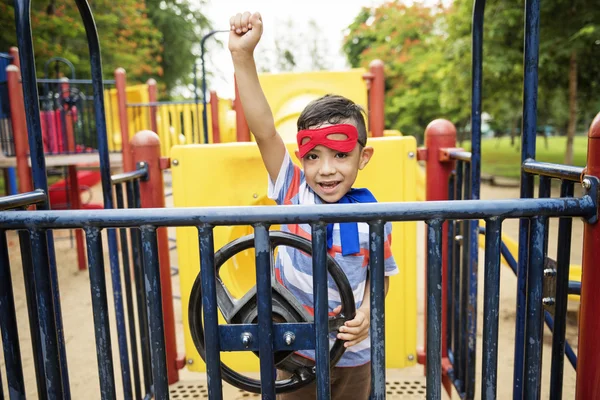 Kleine jongen in Speeltuin — Stockfoto