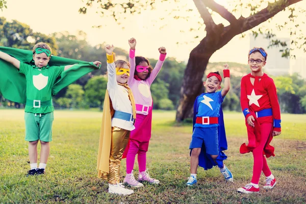 Süper kahramanlar çocuklar eğlenin — Stok fotoğraf