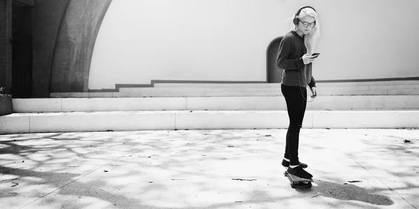 Vacker ung flicka med skateboard — Stockfoto