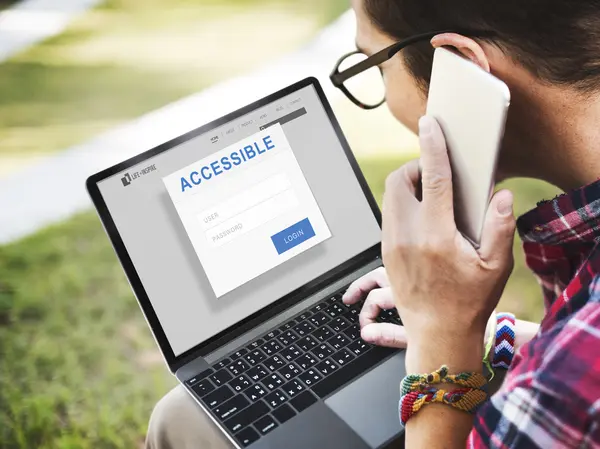 Homem falando no telefone e usando laptop — Fotografia de Stock