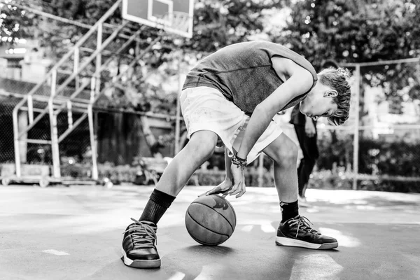 Mann und Junge spielen Basketball — Stockfoto