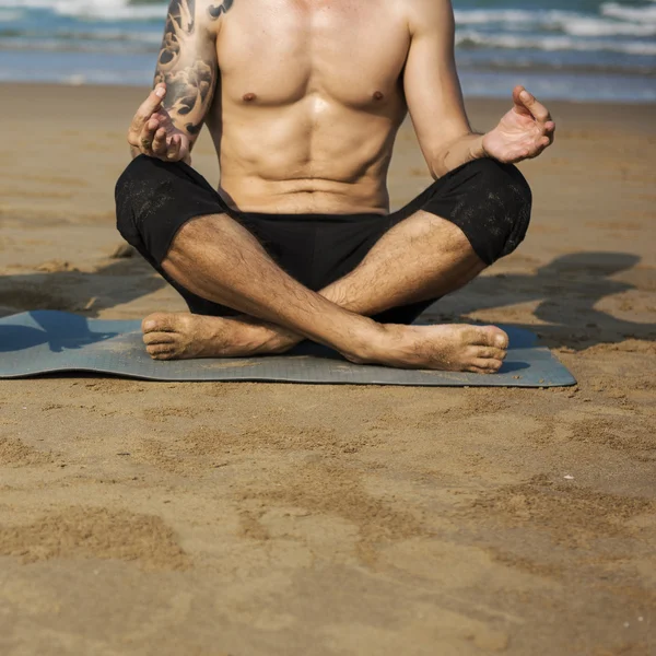 Homem fazendo meditação de Yoga — Fotografia de Stock