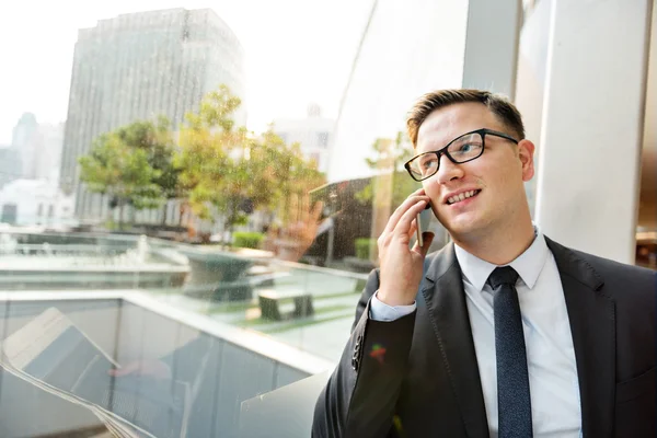 Hombre de negocios guapo en traje y corbata — Foto de Stock