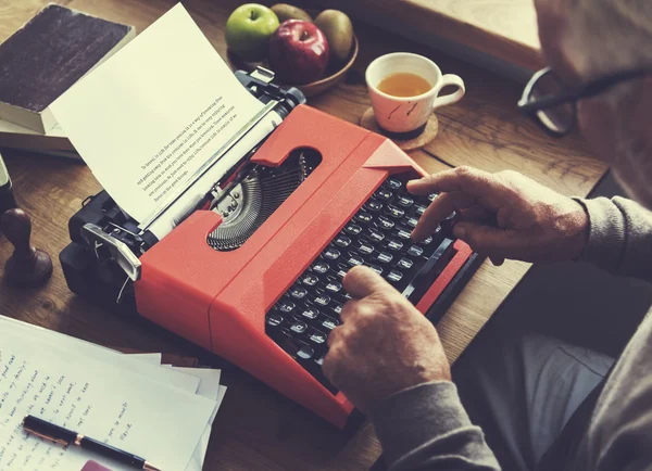 Senior Mann schreibt auf Schreibmaschine — Stockfoto