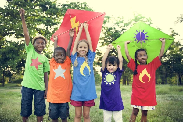 Kinder spielen mit fliegenden Drachen — Stockfoto