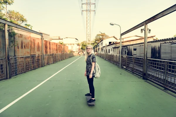 Bella ragazza con skateboard — Foto Stock
