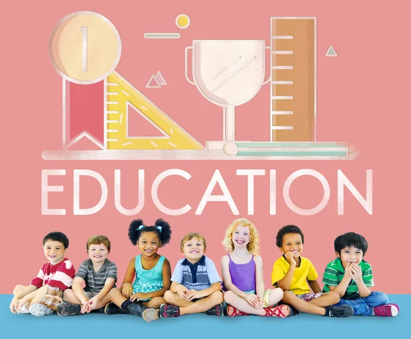 Çeşitlilik çocuk birlikte oturan