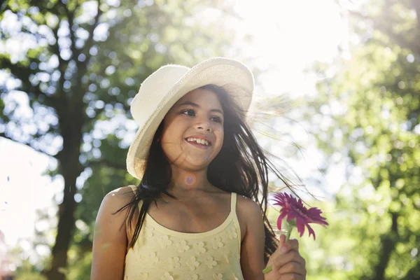 Ormandaki çiçek ile şirin kız — Stok fotoğraf