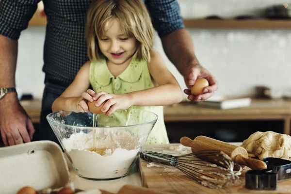 Dziewczynka gotowanie z ojcem — Zdjęcie stockowe