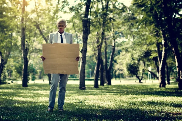 Geschäftsfrau mit leerem Rohling steht im Park — Stockfoto