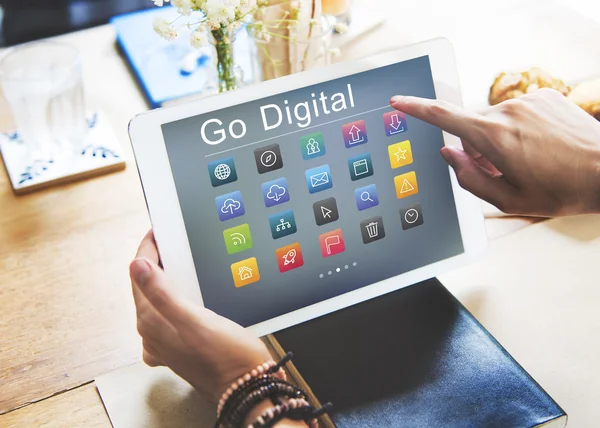 Persoană care deține tabletă digitală — Fotografie, imagine de stoc