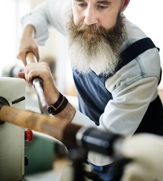 Handwerker arbeitet in Werkstatt — Stockfoto