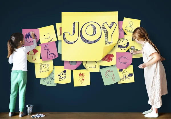 Yazı tahtası üzerinde çizim kızlar