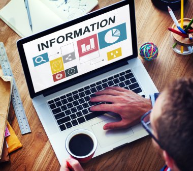 dizüstü bilgisayar kullanan adam