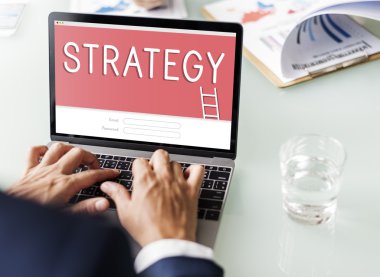 Bilgisayarla çalışan bir iş adamı