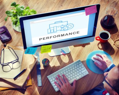 Bilgisayar kullanan adam 