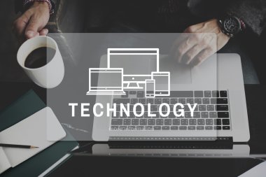 office kişi laptop ile çalışma