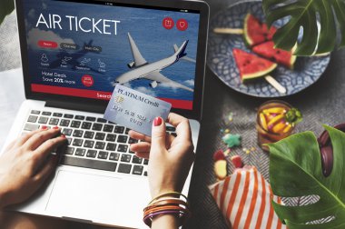 Dizüstü bilgisayarda yazan kadın