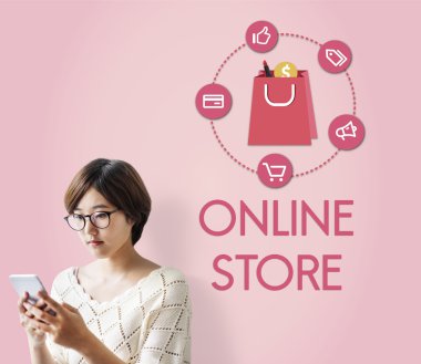 Telefonun ekranında seyir tatlı kız