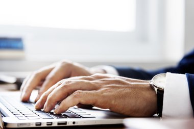 Klavye Laptop yazarak işadamı 