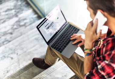 Akıllı telefon kullanan adam 