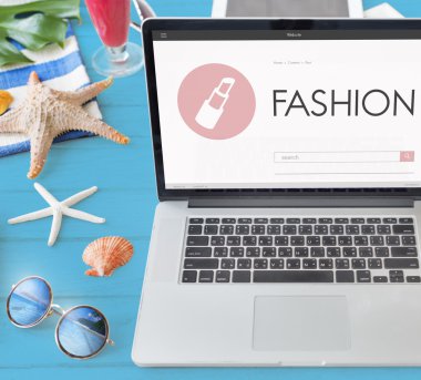 ekrandaki bilgileri ile dizüstü bilgisayar