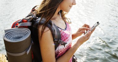 sırt çantası ile genç kız