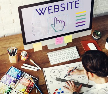 Tasarım stüdyosu çalışan genç kadın