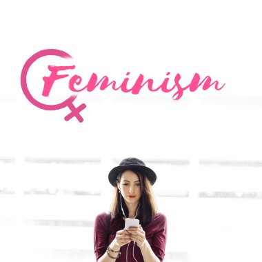 Dijital aygıt kullanan genç kadın