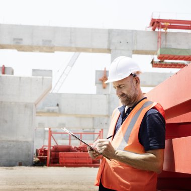 Yapı planı yazma çalışan mühendis