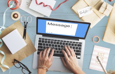 Dizüstü bilgisayarla çalışan kadın.