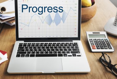 Açık tablo üstünde laptop