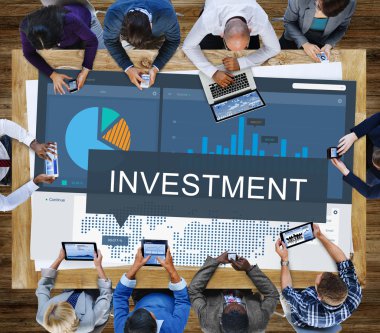 iş adamları ile becerikli alet çalışma masasında