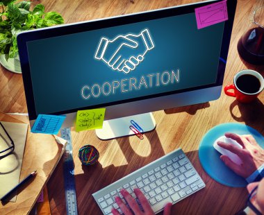 Bilgisayar kullanan adam 