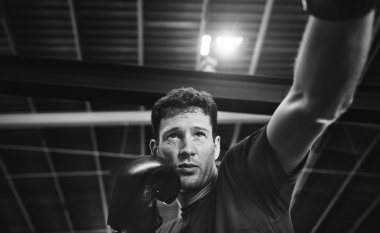 Kutusu egzersiz yapan erkek