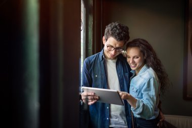 çift pencereye bakıyor