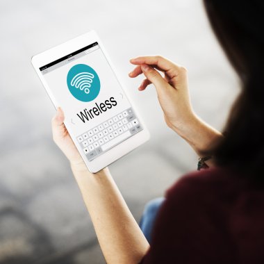 Dijital aygıt kullanan genç kadın