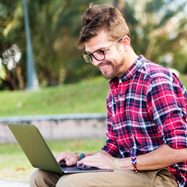 Adam ile dizüstü bilgisayar tarama