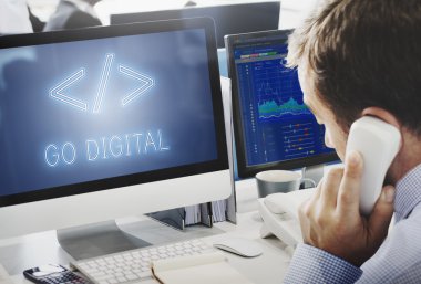 Bilgisayarda çalışan iş adamı 