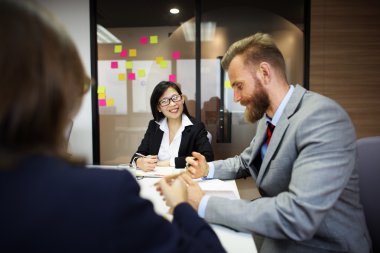 Meslektaşları beyaz yakalı işçi