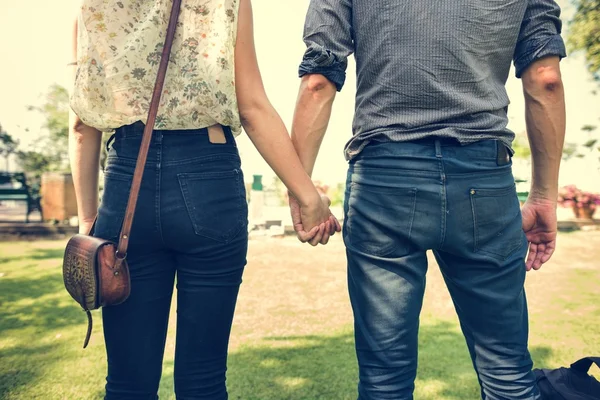 Doce casal de mãos dadas . — Fotografia de Stock