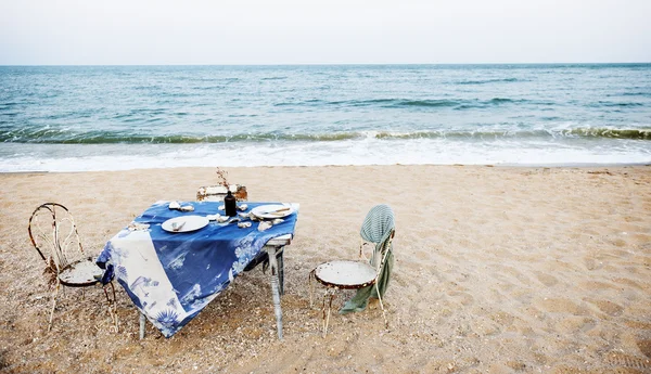 Asztal és szék a strandon — Stock Fotó